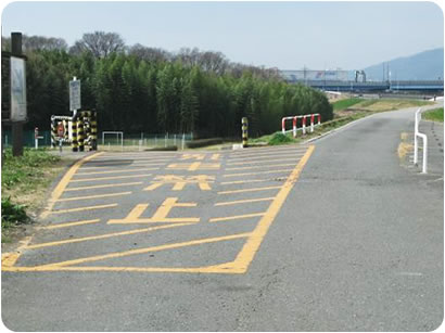 9左の坂路を下ると駐車場