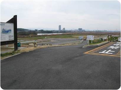 6堤防上を走ると、左下に駐車場