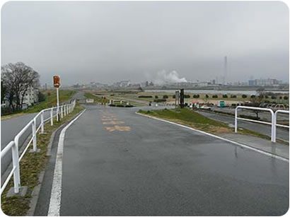 突き当たり右折で駐車場へ